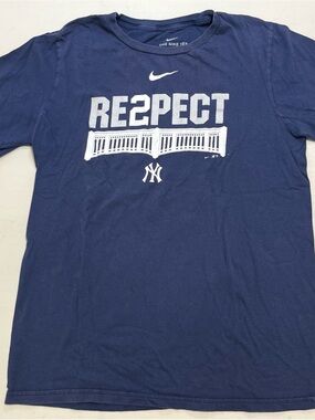 Nike Men’s Navy Blue RE2PECT Yankees Graphic Tee